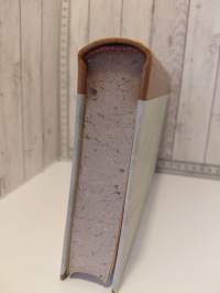 Shakespeare, kootut draamat 1-9  ( + Sonetit ) ja 2 muuta aiheeseen liittyvää kirjaa