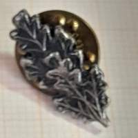 Tammenlehvä pinssikiinnitys