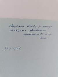 Mari Kyyrönen (signeerattu, tekijän omiste)