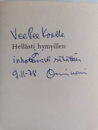 Hellästi hymyillen : pakinoita (signeerattu, tekijän omiste)