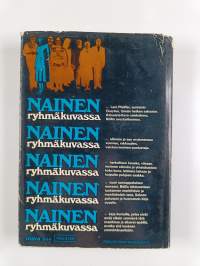 Nainen ryhmäkuvassa