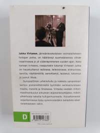 Kuvassa keskellä Jukka Virtanen