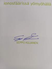 Ionosfäärissä yömyöhällä (signeerattu)