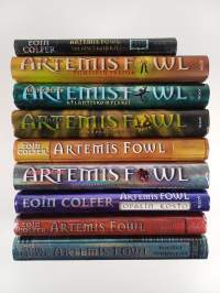 Artemis Fowl-setti (9 kirjaa) : Viimeinen vartija ; Atlantiskompleksi ; Aikaparadoksi ; Artemis Fowl ; Kadonnut siirtokunta ; Opalin kosto ; Salaiset kansiot ; Ik...