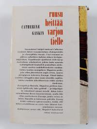 Ruusu heittää varjon tielle