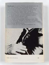 Tyttö ja moottoripyörä