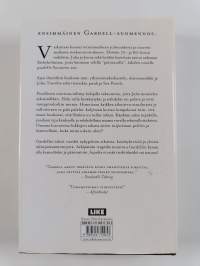 Kummajainen astuu kehiin