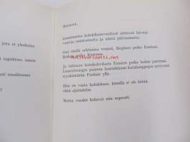 Pojat uittavat laivoja