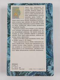 Naisia joen maisemassa