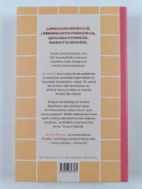 Hevostytöt : mikä saa ihmisen raahautumaan tallille vuodesta toiseen?