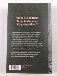 Lapsi punaisessa komerossa