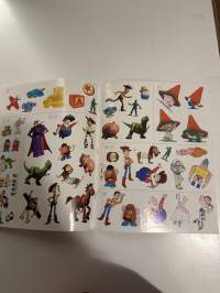 Toy Story 2 leluilla on lystiä -tarrakirja   Kaikki tarrat mukana