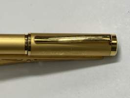 Kuulakärkikynä (toimiva) -solmioneula