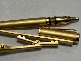 Kuulakärkikynä (toimiva) -solmioneula