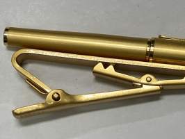 Kuulakärkikynä (toimiva) -solmioneula