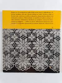 Virkattuja vuodepeitteitä