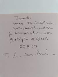 Keskusvirastolinnakkeista virastoarmeijaksi : senaatin ja valtioneuvoston alainen keskushallinto Suomessa 1809-1995 (signeerattu, tekijän omiste)