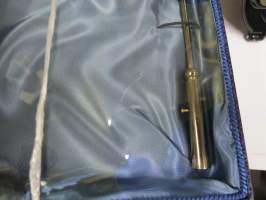 Suomi 75 - Spectrolite of Ylämaa - Handmade in Finland, Linnalippu Oy - pöytälippu pakkauksessaan, jalustassa hopealaatta, käyttämätön