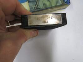 Suomi 75 - Spectrolite of Ylämaa - Handmade in Finland, Linnalippu Oy - pöytälippu pakkauksessaan, jalustassa hopealaatta, käyttämätön