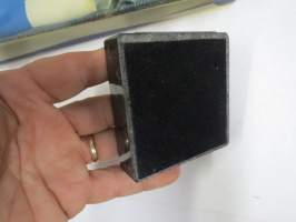 Suomi 75 - Spectrolite of Ylämaa - Handmade in Finland, Linnalippu Oy - pöytälippu pakkauksessaan, jalustassa hopealaatta, käyttämätön