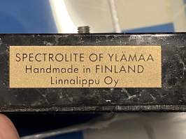 Suomi 75 - Spectrolite of Ylämaa - Handmade in Finland, Linnalippu Oy - pöytälippu pakkauksessaan, jalustassa hopealaatta, käyttämätön