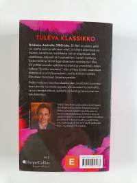 Poika nielaisee maailmankaikkeuden