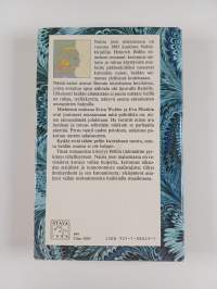 Naisia joen maisemassa