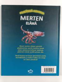 Pimeässä hohtava merten elämä