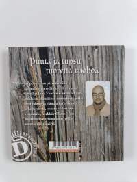 Puuta ja tupsu tuoretta ruohoa