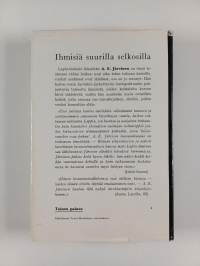 Ihmisiä suurilla selkosilla