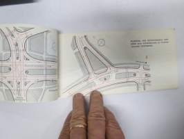 Näin ajatte oikein Turussa - Liikenneopas -Turun kaupunkiliikenteen ajo-ohjeita ja pulmatilanteiden ohjeita, karttoja (huoltoaemat merkitty) takakansi Simca 1000 e