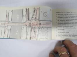 Näin ajatte oikein Turussa - Liikenneopas -Turun kaupunkiliikenteen ajo-ohjeita ja pulmatilanteiden ohjeita, karttoja (huoltoaemat merkitty) takakansi Simca 1000 e