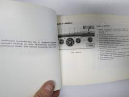 Saab henkilöauto, farmariauto -huoltokäsikirja + erillinen myöhemmin julkasitu Täydennysosa