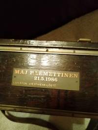 Kenttä puhelin, lukee tarkistuspv/v - 59, annettu eläkkeelle jäämislahjaksi v. 1986