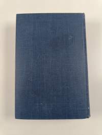 Valkopukuinen nainen