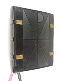 Kodin Raamattu eli Pyhä Raamattu apokryfikirjoineen liitteinä 44 Rembrandtin maalausten värijäljennöstä ja Raamatun historian kartasto