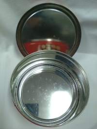 Pieni ruusu peltipurkki