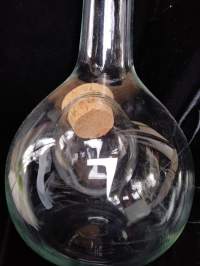 Karahvi sisään valmistetulla jääastialla