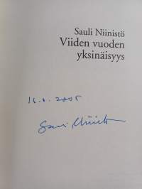 Viiden vuoden yksinäisyys (signeerattu)