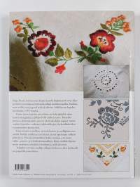 Perinteiset kirjontatyöt : kapiokirstujen aarteita isoäitien ajoilta