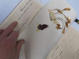 Sotilasmuistioni - varusmiespalveluksen aikaisia muistoja ja piirroksia ym. varten tarkoitettu kirja, viestimies-RUK 1951-52, kokoontumisesta v. 2002 materiaalia