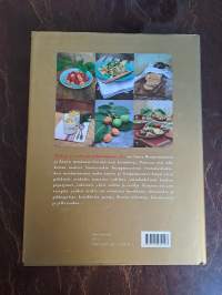 Makuja ja tuoksuja pähkinäpuun alla