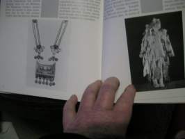 Silkkitiellä = Vid sidenvägen = On the silk road - Taideteollisuusmuseo 16.1.-10.3.1985 (ERINOMAINEN)