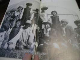 Silkkitiellä = Vid sidenvägen = On the silk road - Taideteollisuusmuseo 16.1.-10.3.1985 (ERINOMAINEN)