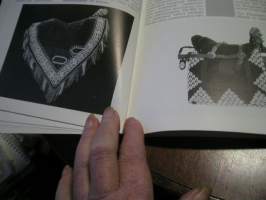 Silkkitiellä = Vid sidenvägen = On the silk road - Taideteollisuusmuseo 16.1.-10.3.1985 (ERINOMAINEN)