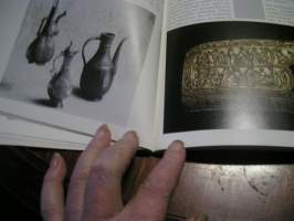 Silkkitiellä = Vid sidenvägen = On the silk road - Taideteollisuusmuseo 16.1.-10.3.1985 (ERINOMAINEN)