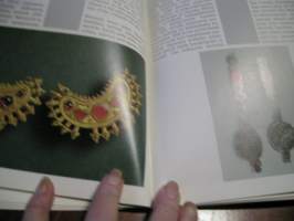 Silkkitiellä = Vid sidenvägen = On the silk road - Taideteollisuusmuseo 16.1.-10.3.1985 (ERINOMAINEN)