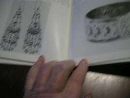 Silkkitiellä = Vid sidenvägen = On the silk road - Taideteollisuusmuseo 16.1.-10.3.1985 (ERINOMAINEN)