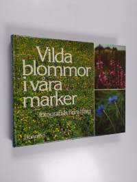 Vilda blommor i våra marker : fotografisk flora i färg