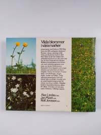 Vilda blommor i våra marker : fotografisk flora i färg